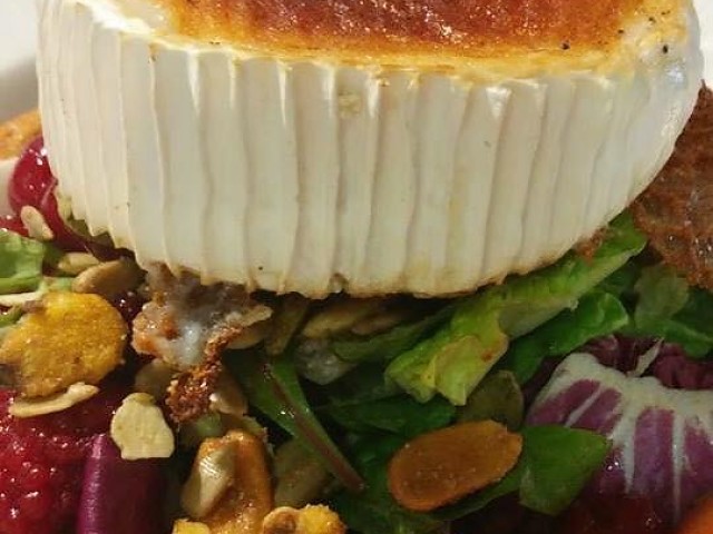 Salade de laitue aux noix, fruits rouges et fromage de chèvre