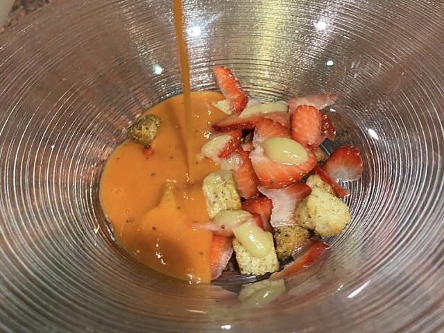 Gazpacho de fresas (traditional cold vegetable soup from Spain with strawberries ()