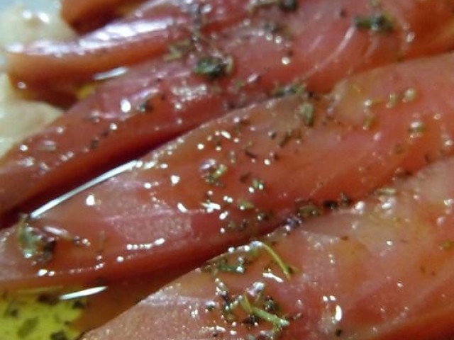 sashimi de salmon fumat amb mayonesa de gengibre y adobo caser