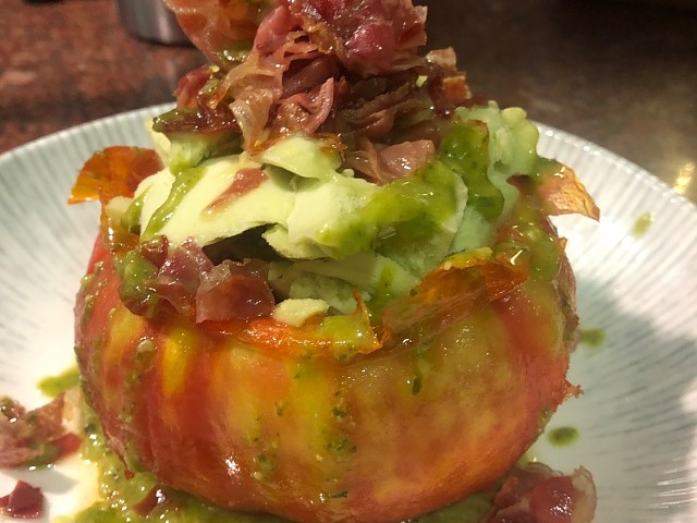 Tomate templado, helado de aguacate y jamón Ibérico (unidad)