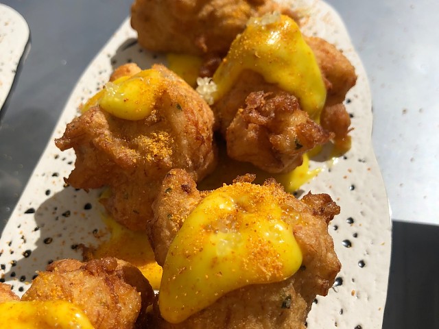 Buñuelos de bacalao y mayonesa de naranja (4 unidades)