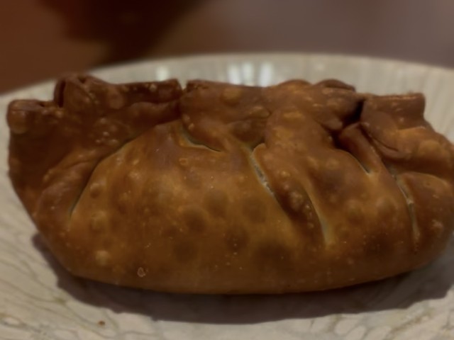 Dumpling frit farci au chèvre figatell et à l'oignon