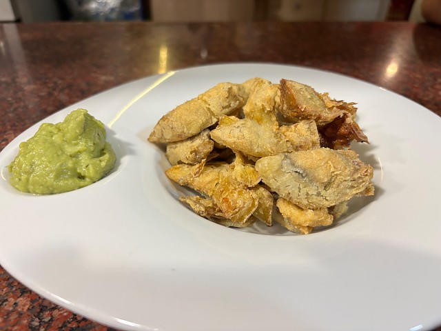 Alcachofa rebozadas y fritas con guacamole 