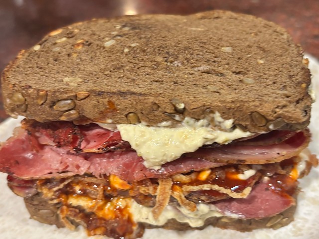 Sandwich de Pastrami (finas lonchas de embutido de ternera a la plancha con salsa tártara cebolla frita 