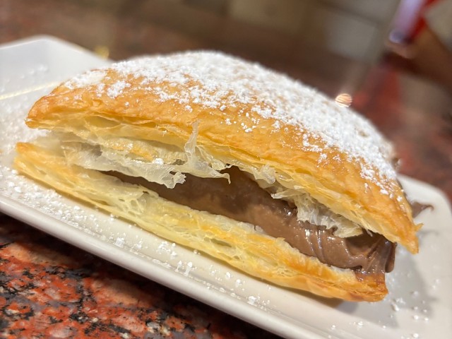 MÍGUELON (Hojaldre relleno con una crema de chocolate y avellana )
