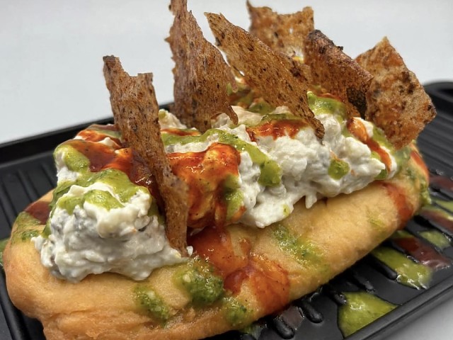 COCA FRITA DE BERENJENA CON SALSA DE YOGUR ESPECIES Y CRUJIENTE DE MORCILLA  (ganadora de la mejor coca del mundo 2026)