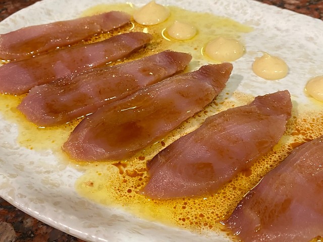 Sashimi de bonito en semisalazon con aceite de cítricos y mayonesa de gengibre 