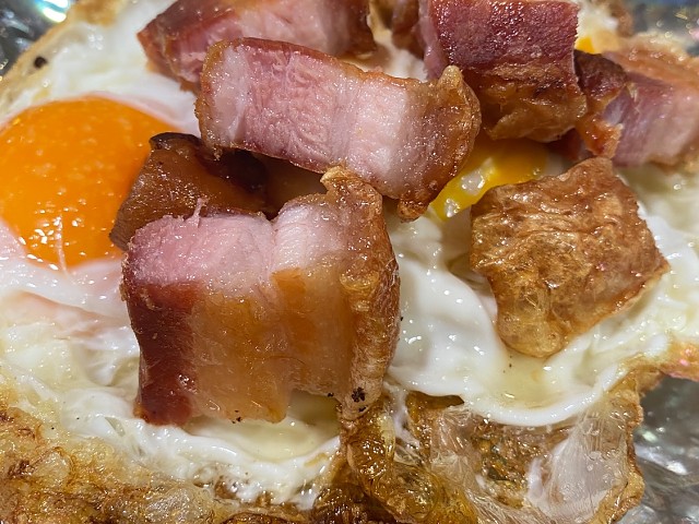 2 fried eggs with pork bacon from Soria
