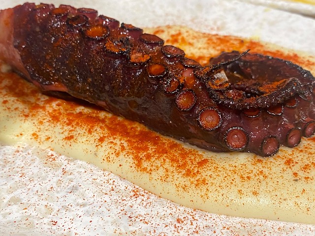 Pata de pulpo a la gallega con parmentier de patatas 