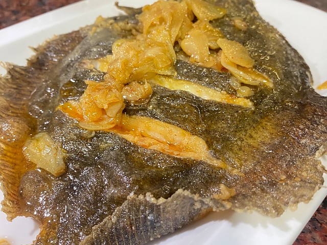 Rodaballo rebozado con ajos fritos 