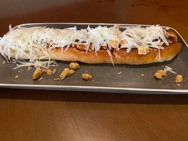 Farton relleno de sobrasada y crujiente de cortezas de cerdo 