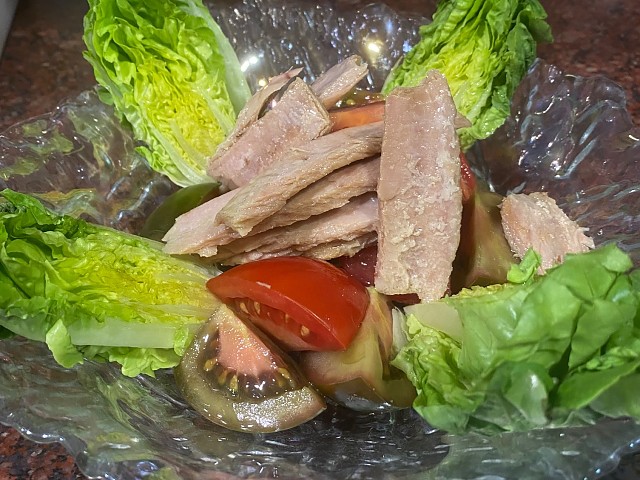 Cor d’enciam, tonyina i tomàquet ventresque