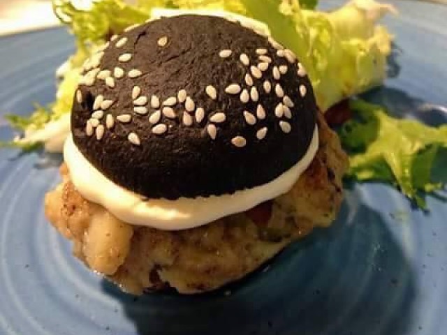  Mini burguer de calamar con pan de su tinta